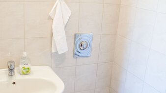 Badezimmer mit Dusche, Waschbecken und Toilette | © Privat