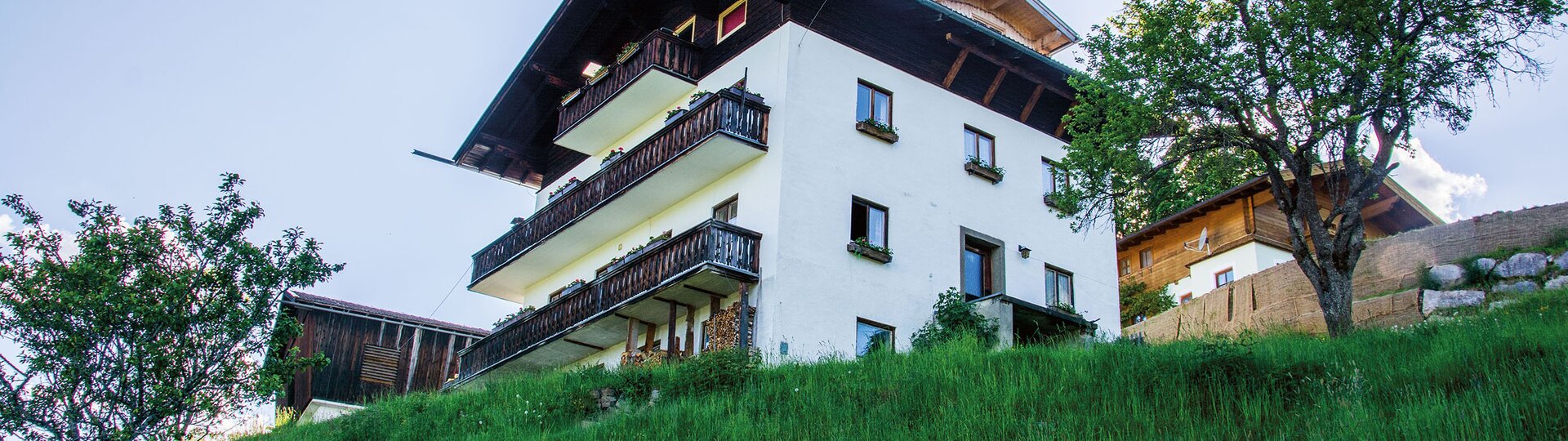 Außenansicht unsere Hauses, des Hofes und des Appartements | © Privat