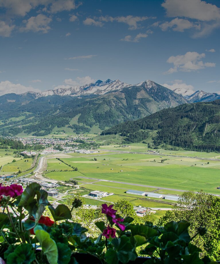 Landschaft und Bergwelt vom Appartement aus mit Ausblick über Schüttdorf und Bruck an der Glocknerstraße | © Privat