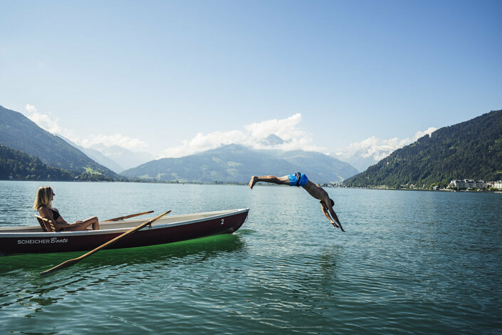 Mann springt vom Boot in den Zeller See | © Zell am See-Kaprun Tourismus