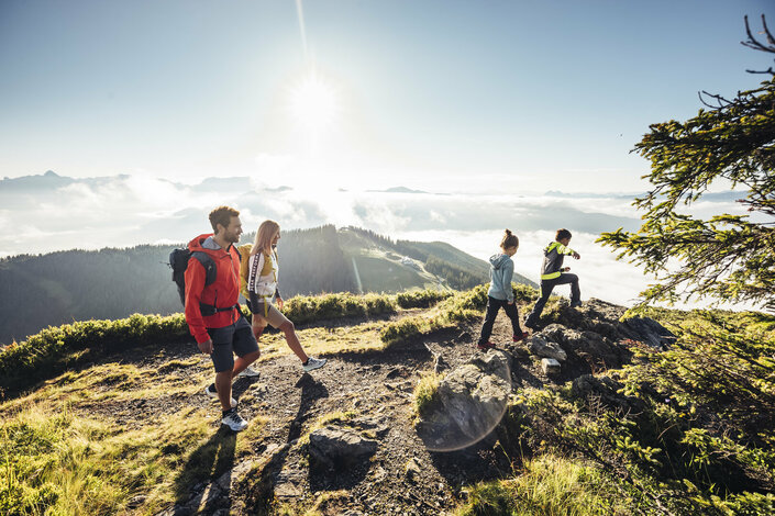 Familienwanderung von vier Personen auf den Berg von Zell am See-Kaprun | © Zell am See-Kaprun Tourismus