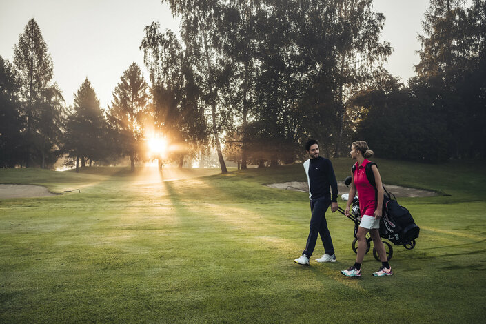 Morgenstimmung am Golfplatz mit Pärchen in Zell am See-Kaprun | © Zell am See-Kaprun Tourismus