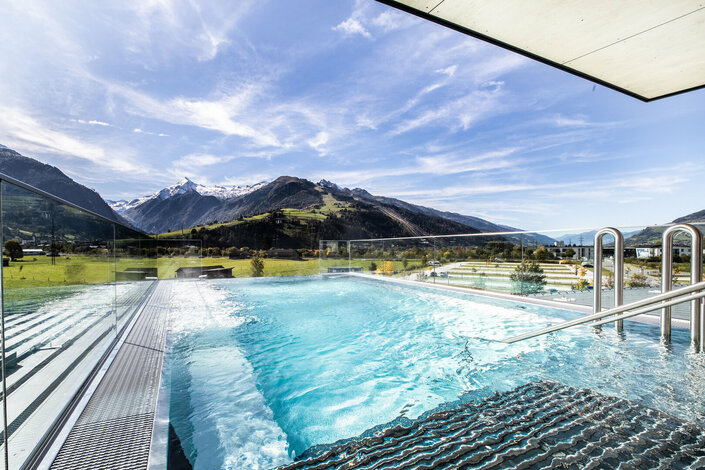 Panoramapool beim Tauern Spaß in Kaprun mit Berglandschaft | © Tauern Spa Zell am See-Kaprun