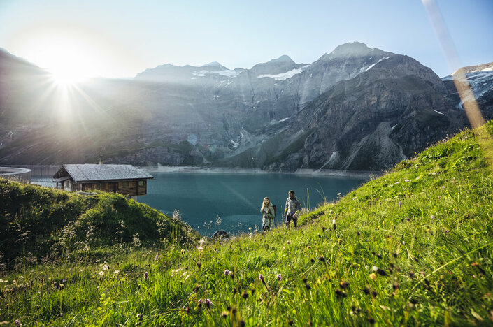 Pärchen wandert bei den Hochgebirgsstauseen in Kaprun | © Zell am See-Kaprun Tourismus