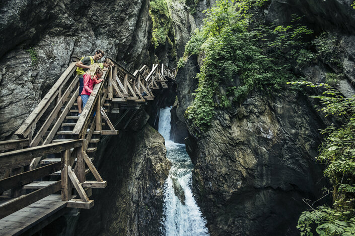 Familie schaut in die Sigmund Thun Klamm hinunter | © Zell am See-Kaprun Tourismus