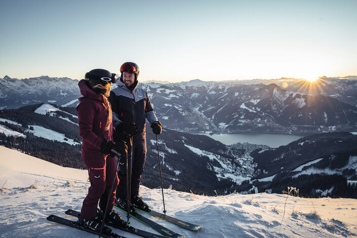 Morgenstimmung zweier Skifahrer auf der Schmittenhöhe im Winter | © Zell am See-Kaprun Tourismus