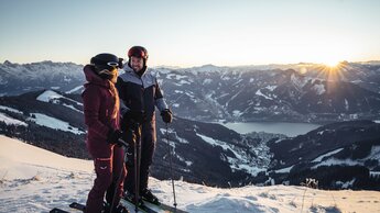 Morgenstimmung zweier Skifahrer auf der Schmittenhöhe im Winter | © Zell am See-Kaprun Tourismus