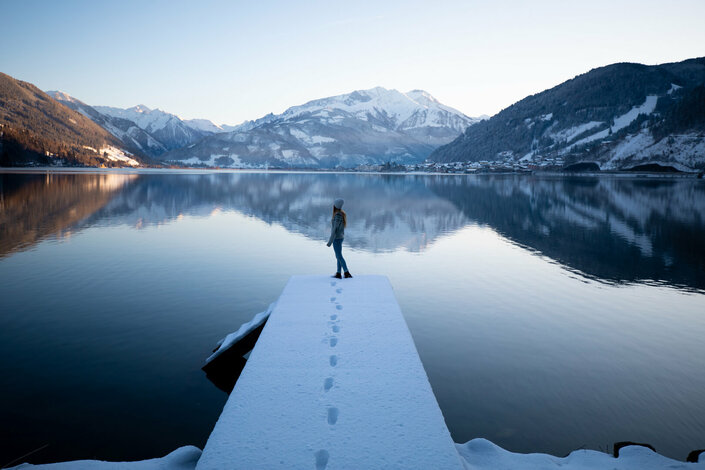 Dame steht am Steg im Winter am Zeller See | © Zell am See-Kaprun Tourismus
