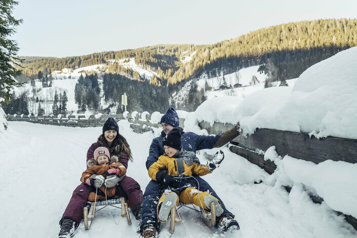 Familie beim Schlittenfahren in Zell am See-Kaprun | © Zell am See-Kaprun Tourismus